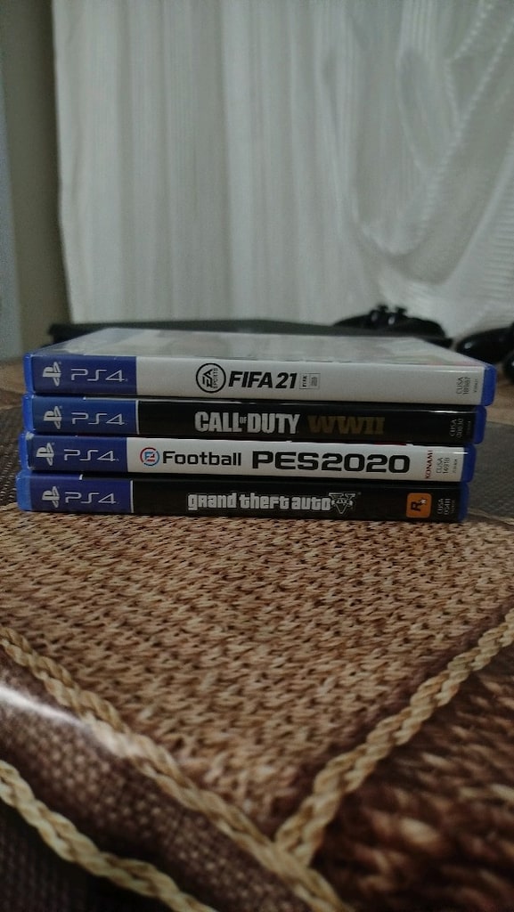 PlayStation 4 Slim - 3