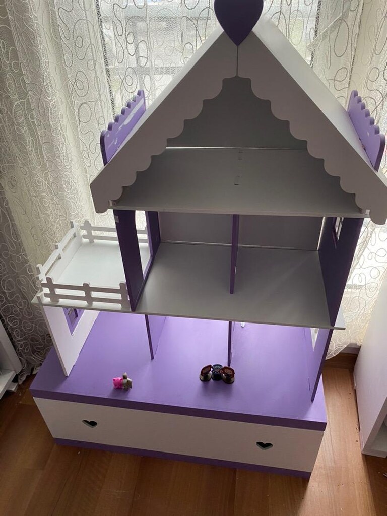 Dev ahşap oyuncak ev