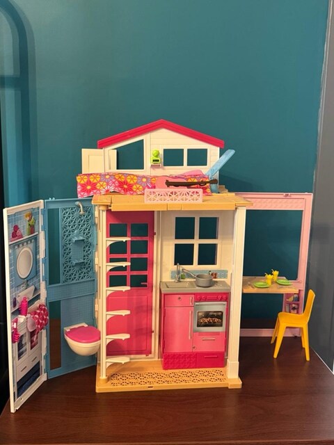 BARBIE OYUNCAK EV VE ESYALAR