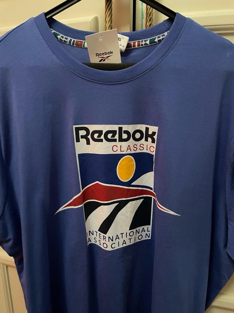 reebok mavi tişort 2xl sıfır etiketi üstünde orginal