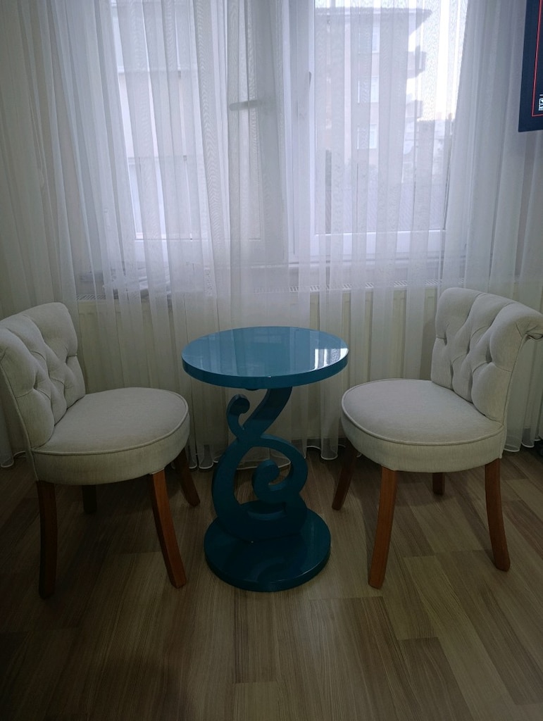 Şık Masa ve 2 Sandalye Takımı – Temiz Kullanılmış - 3