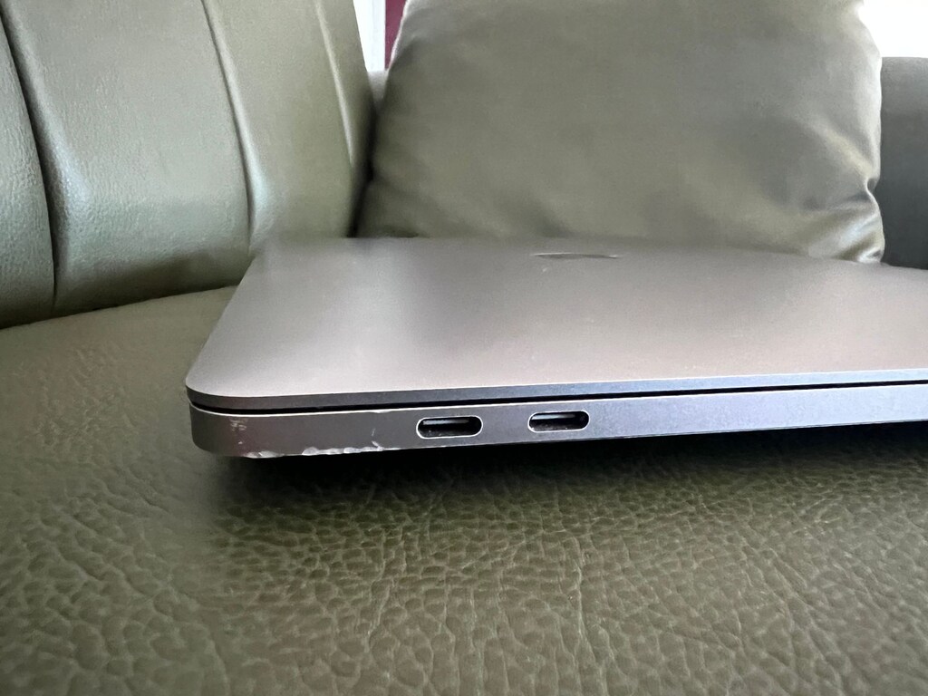 MacBook Pro 15 inç (2016) - i7 / 16 GB RAM / Sorunsuz Çalışır Durumda - 6