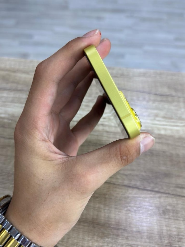 SARI GÜNEŞ IŞIĞINDAN FARKSIZ IPHONE 14 - 6