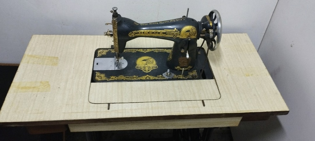 Antika 1959 model Çalışır durumda Omega Dikiş makinası - 3