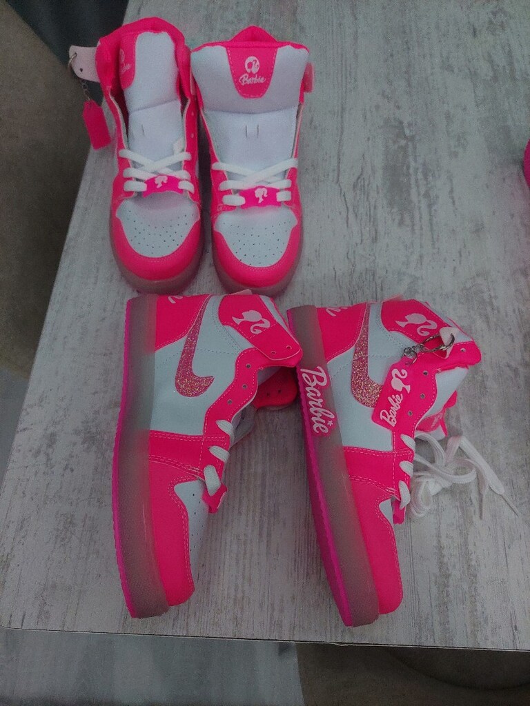 Kız çocukları spor ışıklı ayakkabılar.Barbie logolu.Yeni sıfır - 9