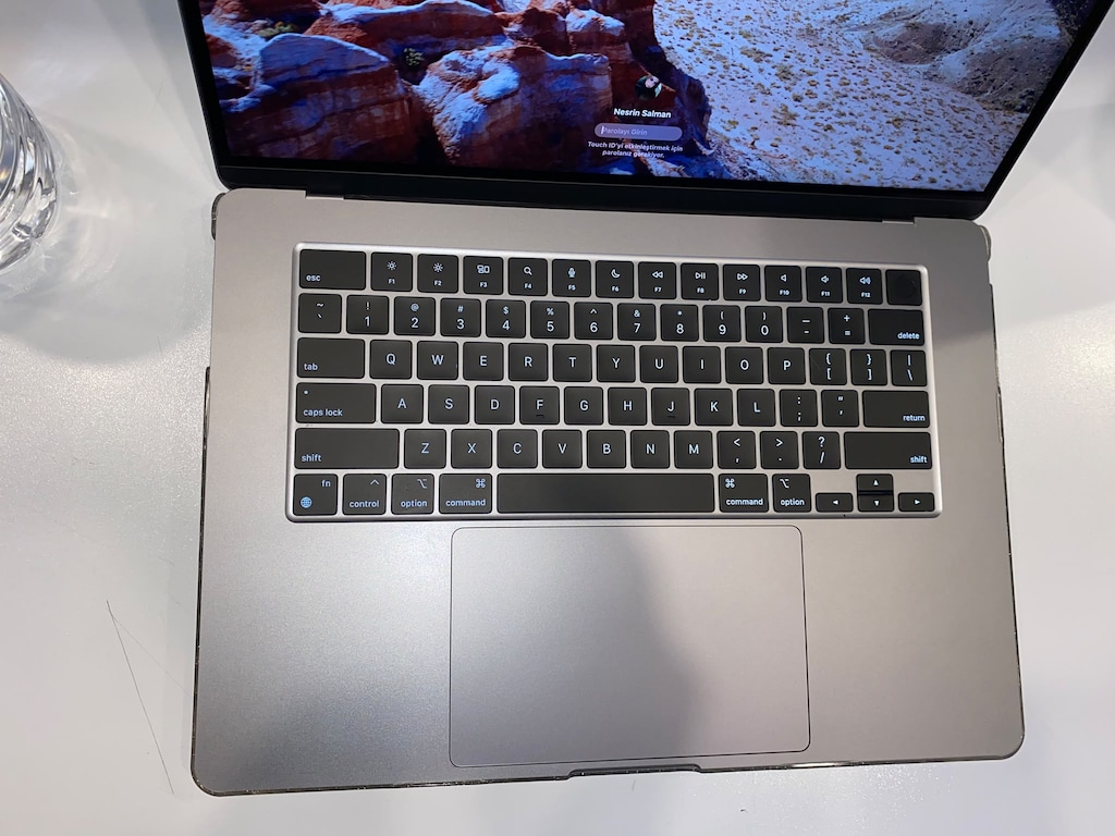 MacBook Air 15" M2 / 8 GB RAM / Tertemiz - Az Kullanılmış - 9