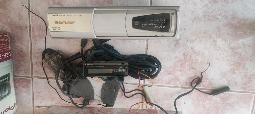 alpine 6 lı CD çalar MP3 - 2