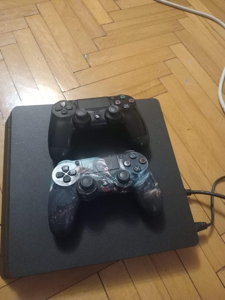 Playstation 4 oyunlarla beraber +2 kol - 2