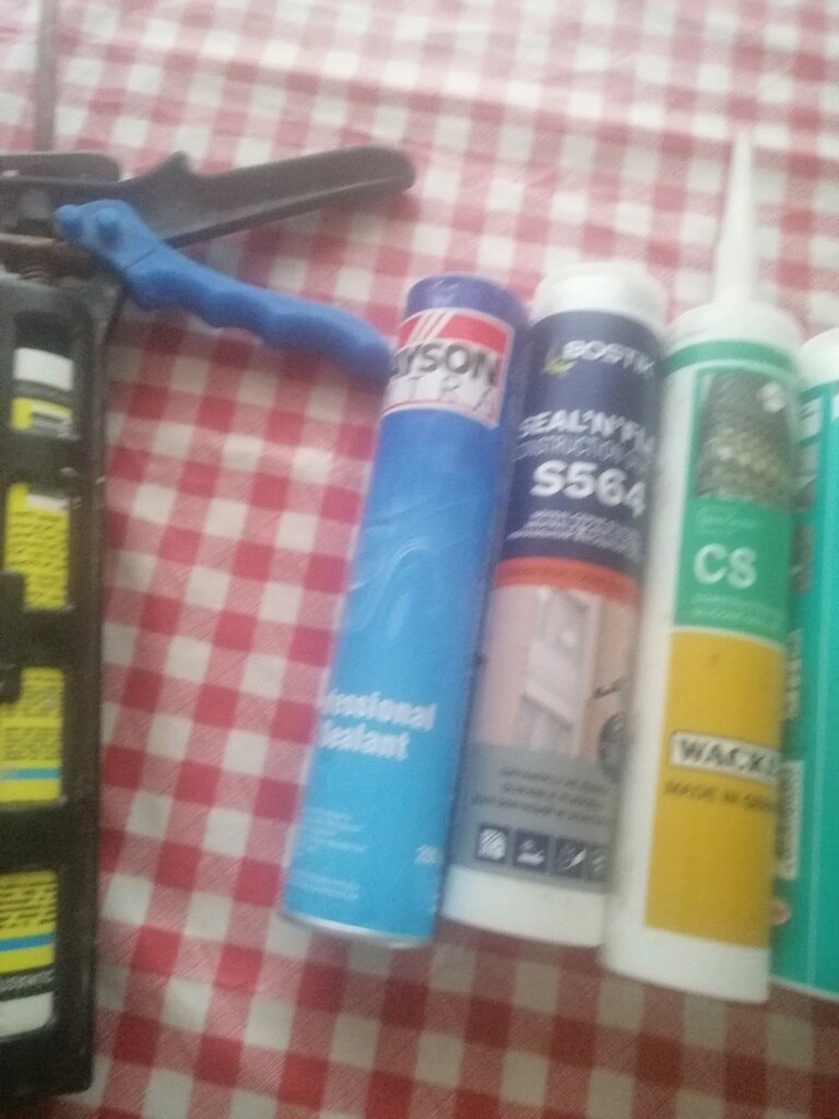 Silikon tabancası ve açılmamış silikonlar. - 8