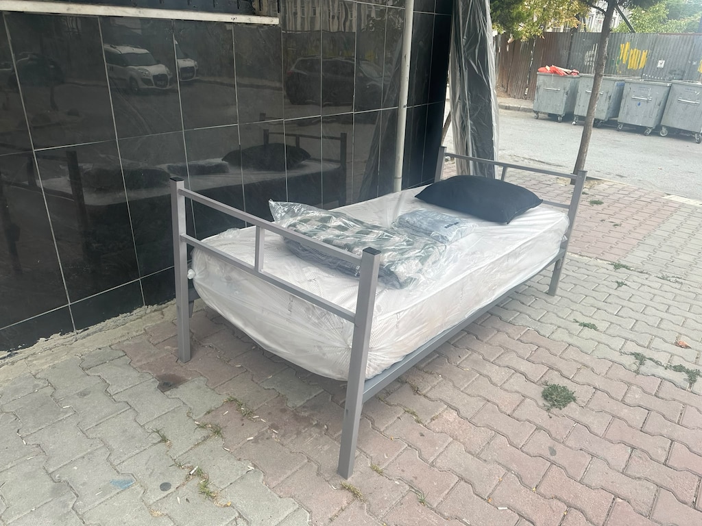 TEK KISILIK METAL YATAKLI KARYOLA - 2