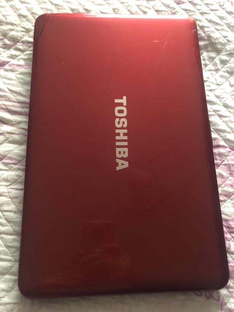TEMİZ TOSHİBA LAPTOP -240 GB SSD 4 GB RAM 1.5 GB EKRAN KARTI - 4