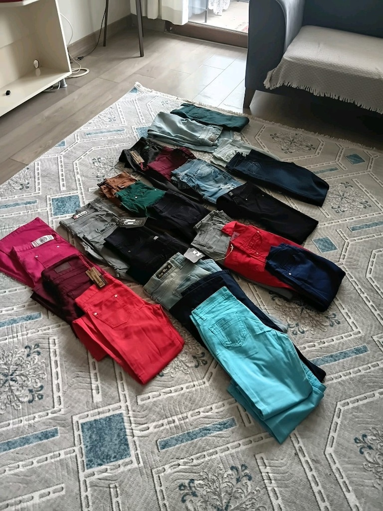 genc kiz pantolonlari hepsi sifir etiketleri üzerinde - 3