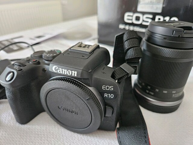 Canon R10 fotoğraf makinesi