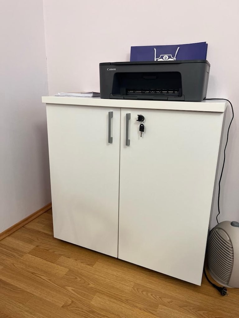 ahşap masa ve kilitli dolap - 3