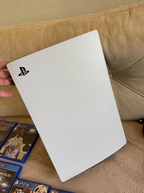 Playstation 5 + 2 Kol ve Şarj İstas, 10 PS4 Oyunu ve Logitech Kulaklık