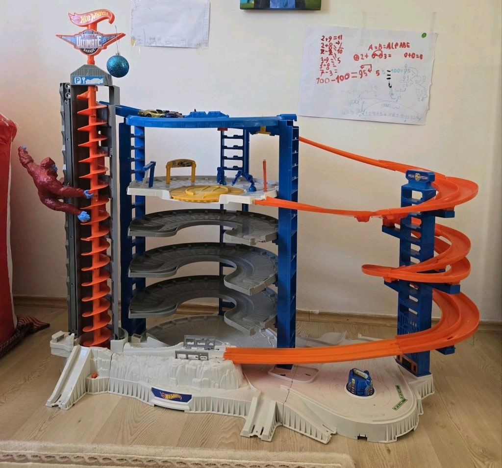 HOTWHEELS SUPER ULTIMATE GARAGE
