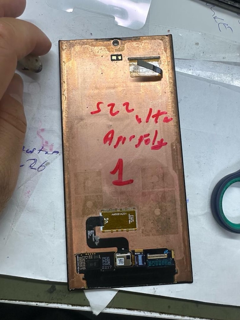 Samsung s22 ultra gölgeli lekeli ekran - 2