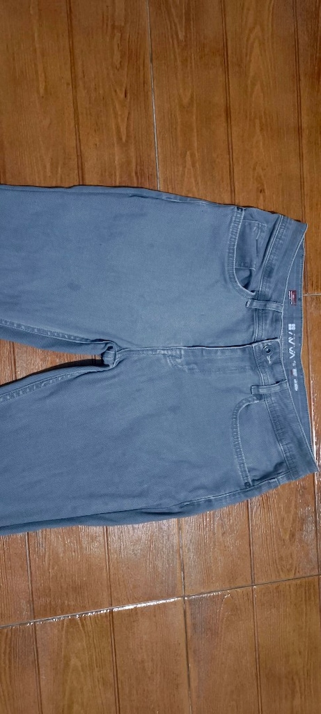 Avva likralı jeans..Ufak lekeli