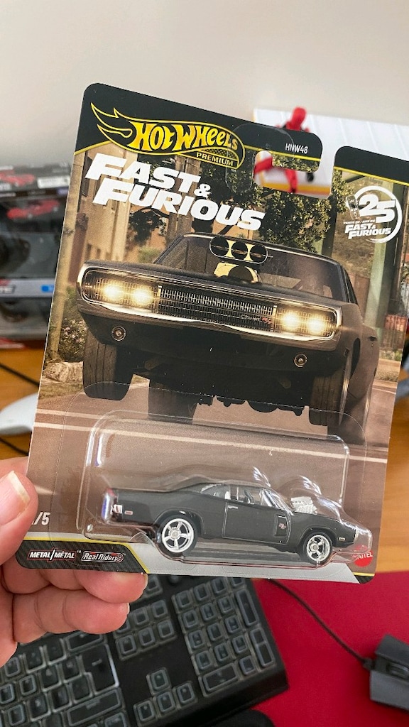 Chase! Dodge Charger hotwheels - 4