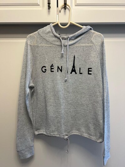 Gri kapşonlu sweatshirt