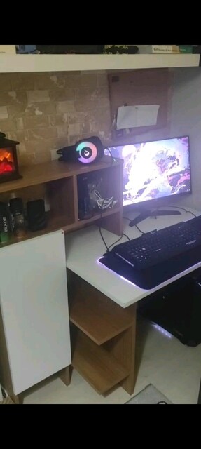 kitaplık ve çalışma masası+kapaklı bölümde mevcut