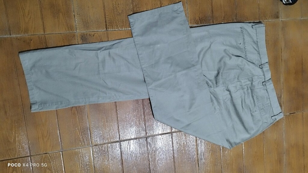 #Dockers pantolon.Dockers haki ve gümüş renkte var..Eni çekilince 46 - 4