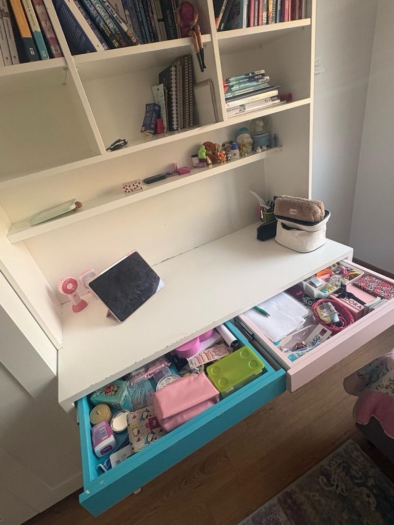 Kitaplıklı çekmeceli çalışma masası - 5