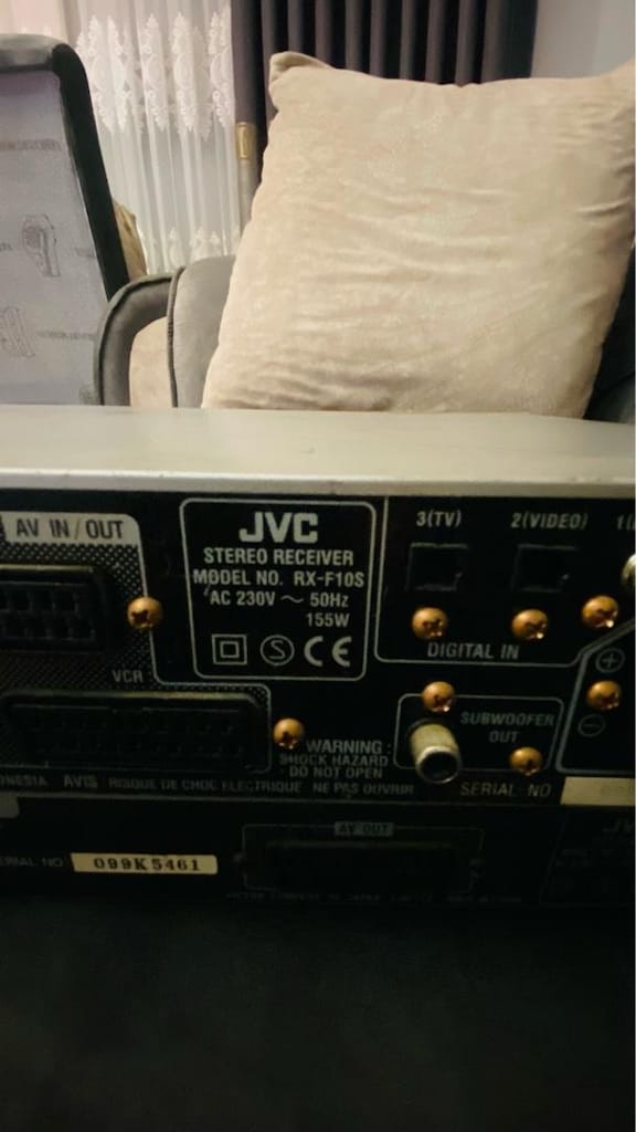JVC DVD AV kontrol alıcısı/amplifikatör, alttaki ise uyumlu bir DVD - 5