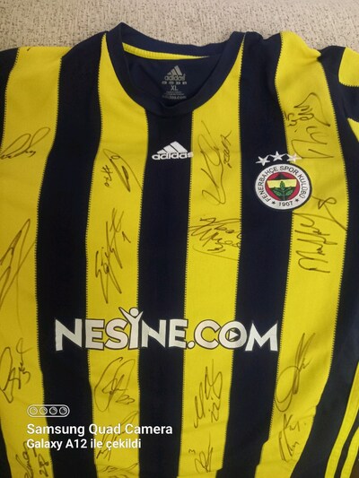 kısa kollu adidas forma fenerbahc futbolculardan orjinal imzalanmistir