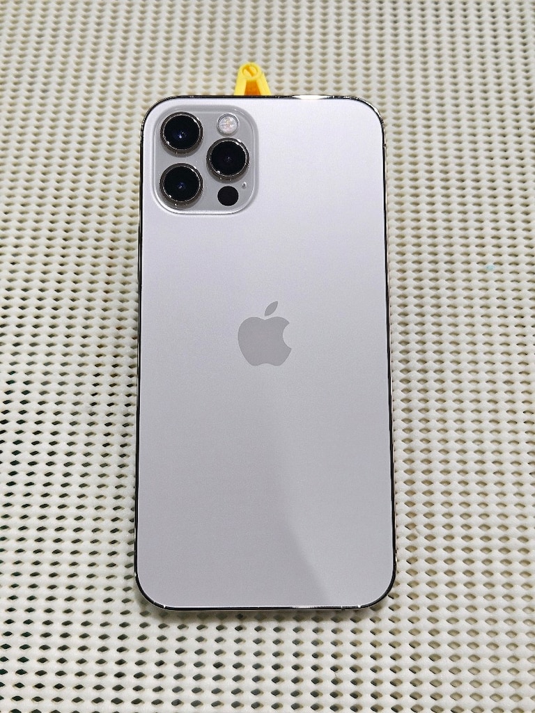 iPhone 12 Pro Gold - 6