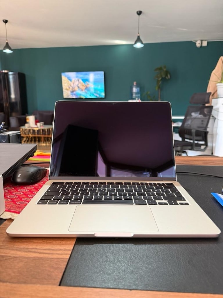 MacBook Air m3 - 8