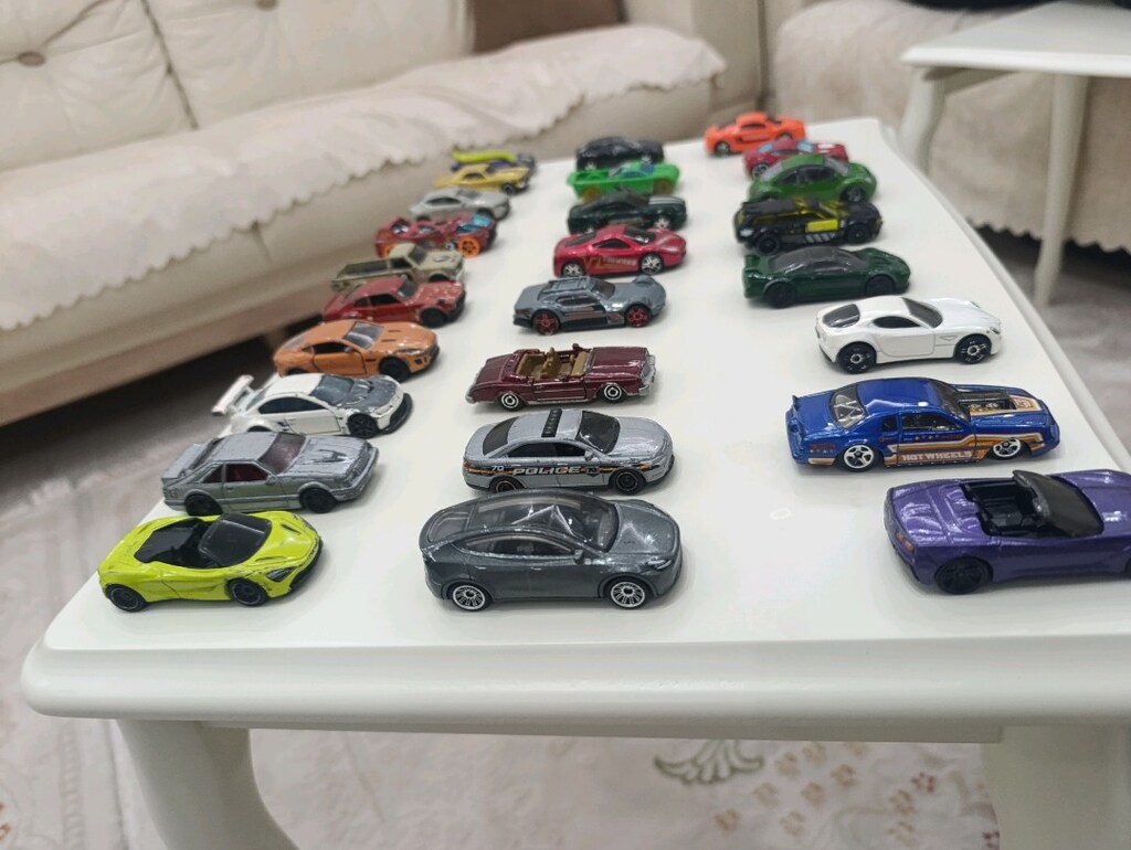 oyuncak araba 26 tane araba var 15 hot wheel 6 matchbox 5 normal araba - 4