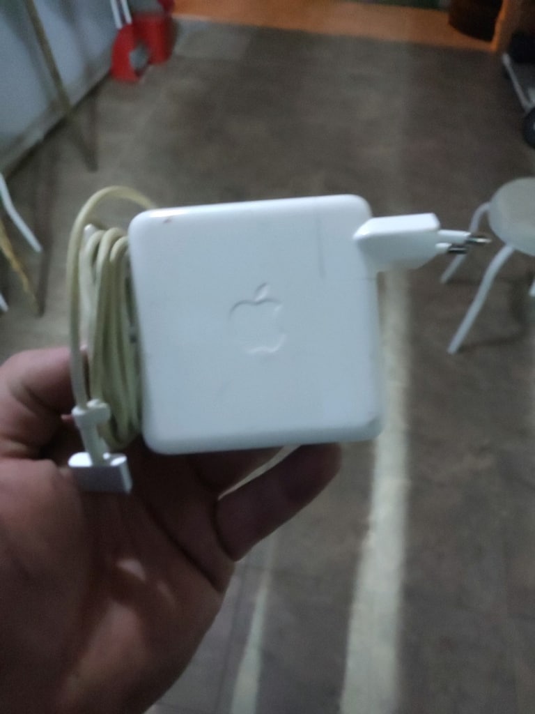 Apple MacBook şarj aleti