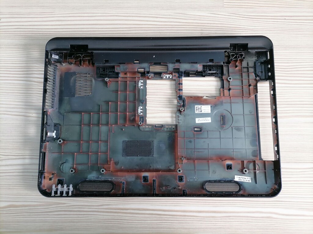 Dell 5110 Alt kasa kusurlu - 2