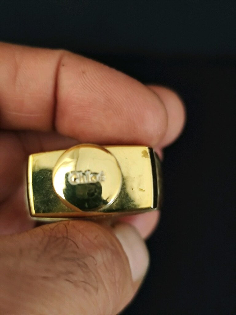Altın kapaklı, amber renkli sıvı içeren mini Chloé kadın parfümü. - 5