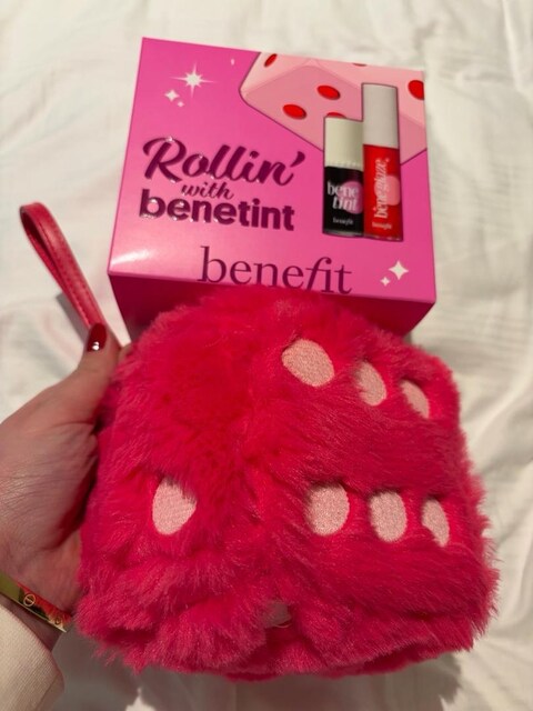 benefit rollin with benetint cheek& lip tint zar şeklinde çantasıyla