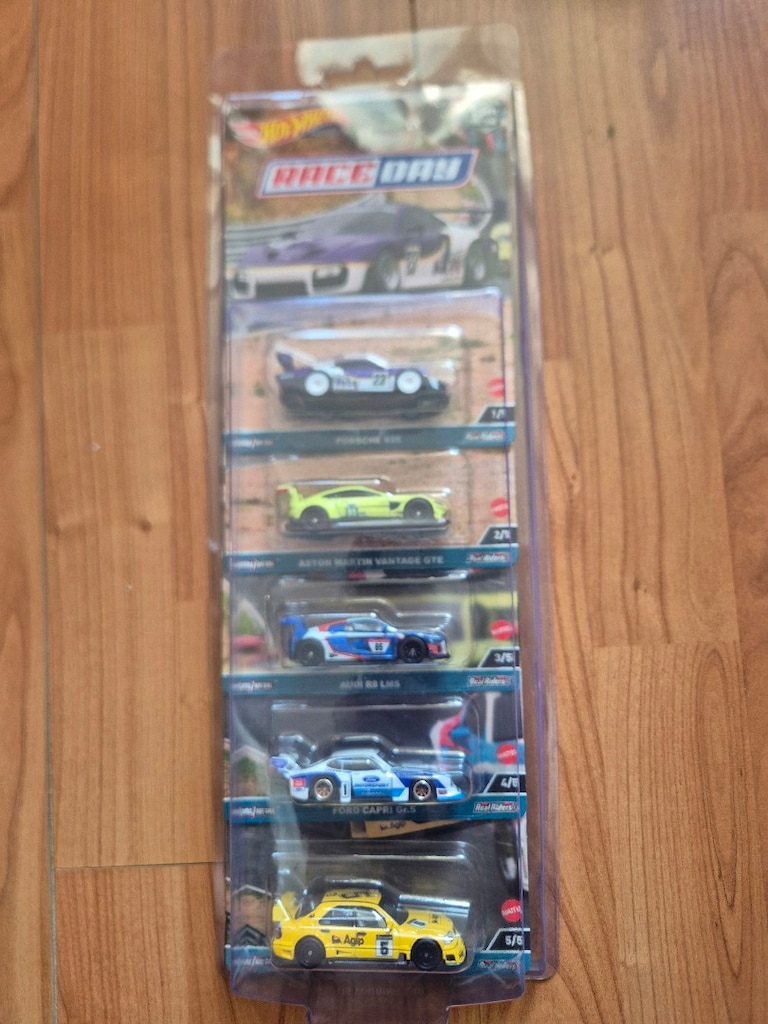 Hot Wheels Car Culture premium realriders Race Day diecast set - 7
