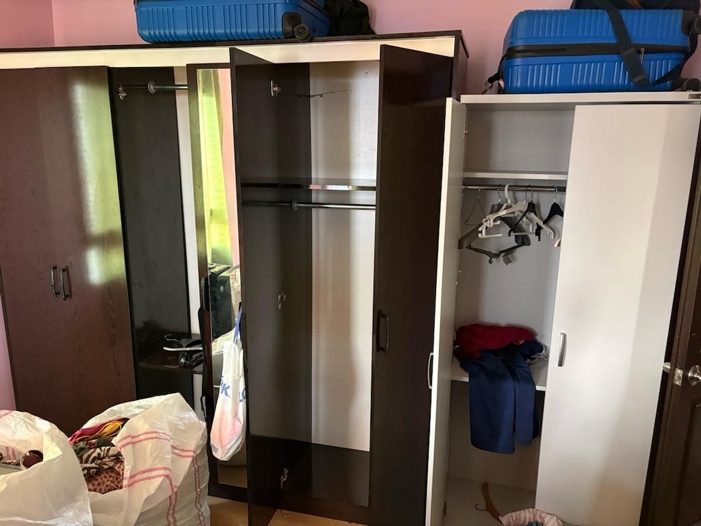 dolap iki adet(6 kapaklı ve iki kapaklı)