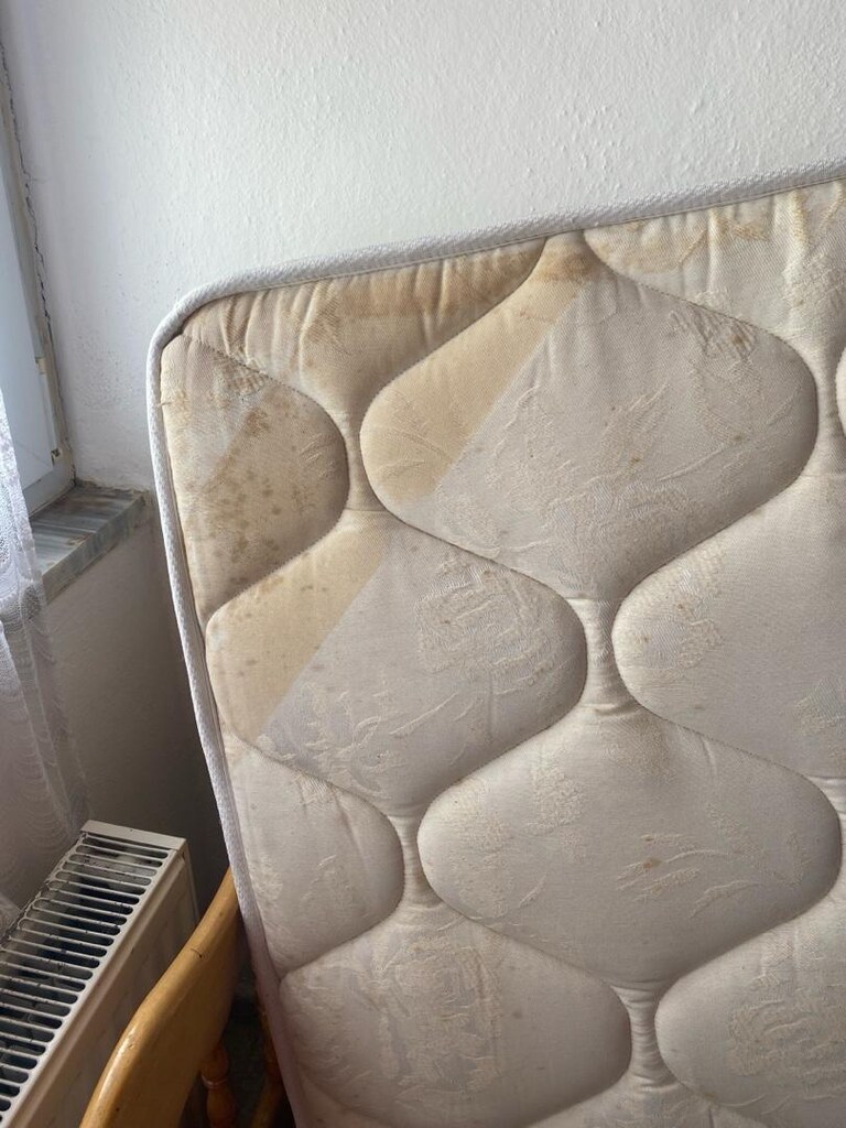 tek kişilik yaylı yatak etiket lekesi var - 5