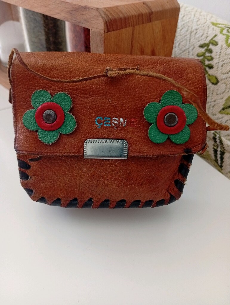 Çeşme yazılı, taba rengi, hakiki deri küçük el çantası. Vintage güderi - 12