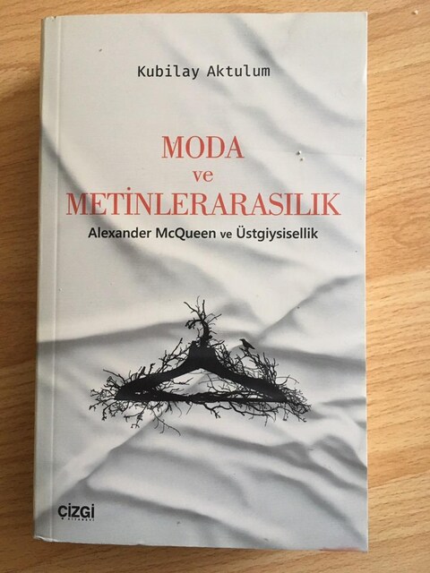 Moda ve Metinlerarasılık / Kubilay Aktulum - Alexander McQueen ve Üstg