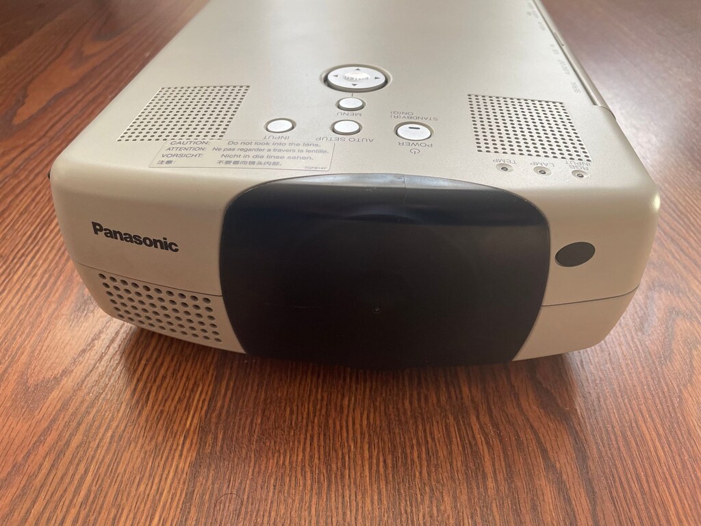 Panasonic PT-L712E Projektör ve Lazer pointerlı kumanda - 9
