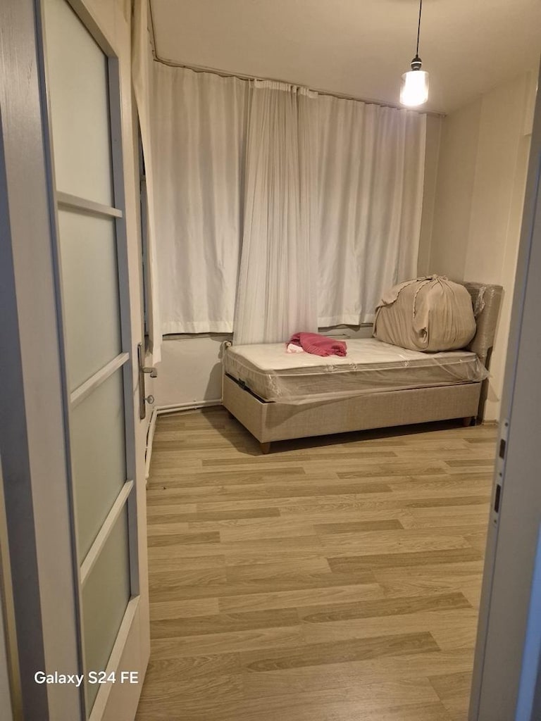 Masa Sandalye, Koltuk takımı, iki adet sıfır yatak baza, tv sehpası - 2