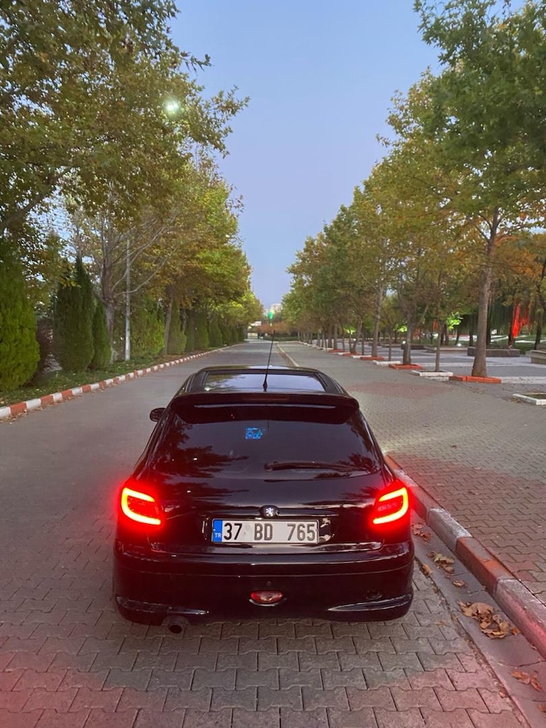 Siyah Hatchback Araba - 10