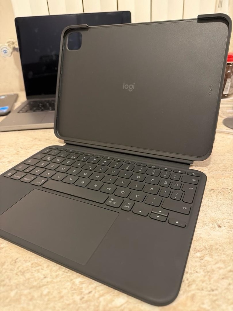 Logitech Combo Touch Ipad M4 11’ klavyeli kılıf - 11