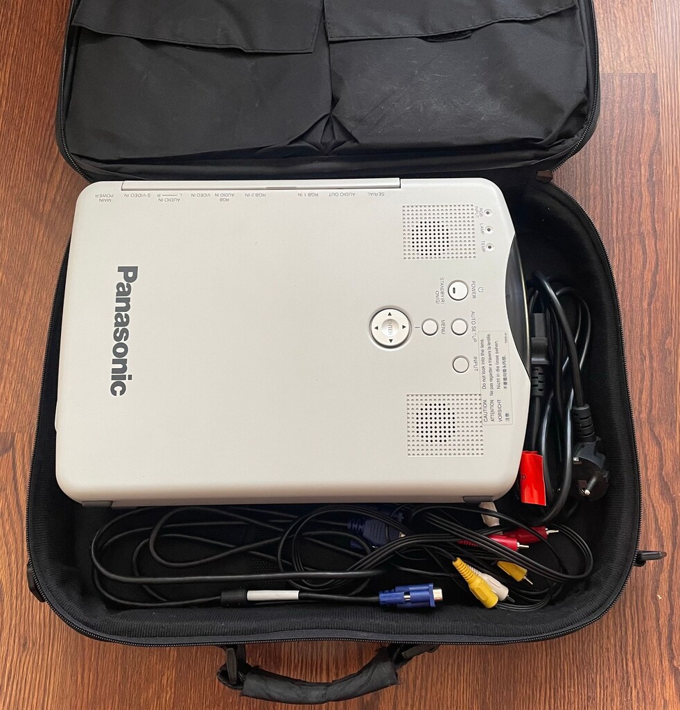 Panasonic PT-L712E Projektör ve Lazer pointerlı kumanda - 10