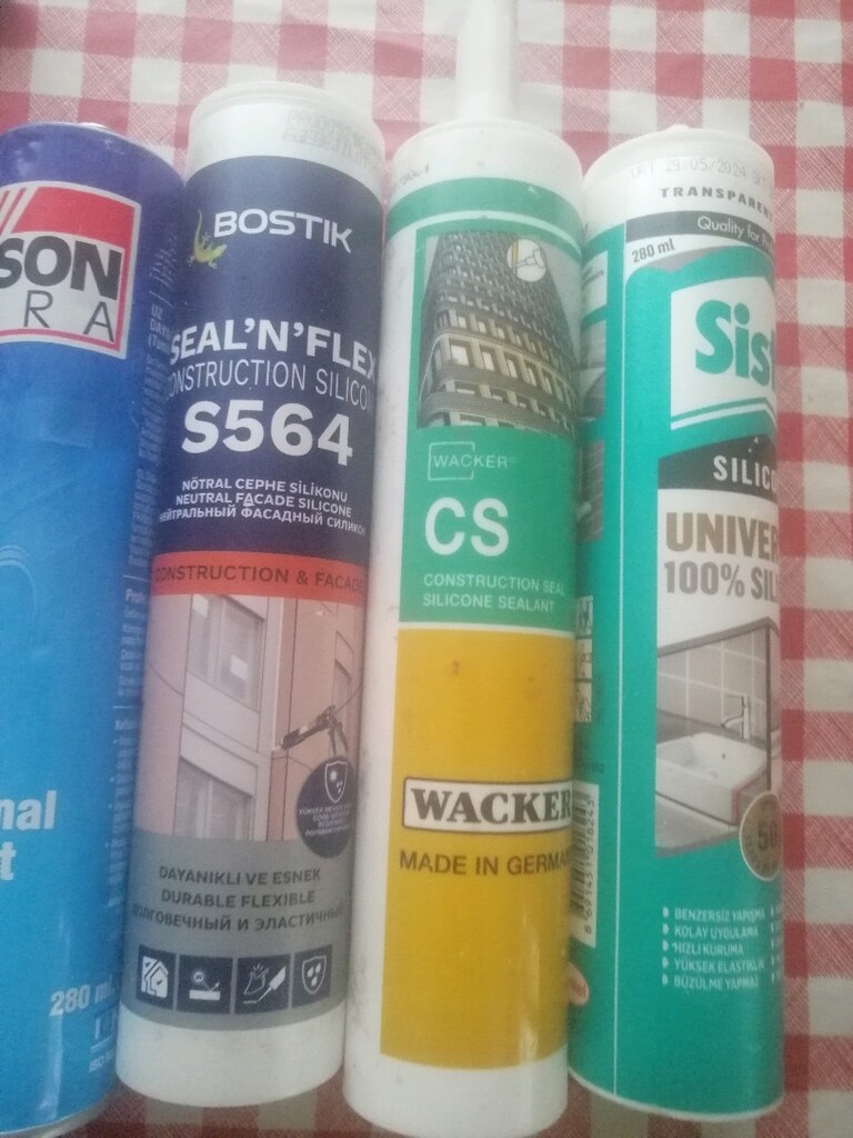 Silikon tabancası ve açılmamış silikonlar. - 9