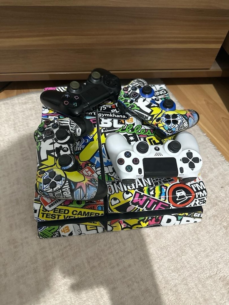 ps 4 1tb 2 kol bataryası yok 4 kol bütün kabloları var 2 kol çalışıyor - 3