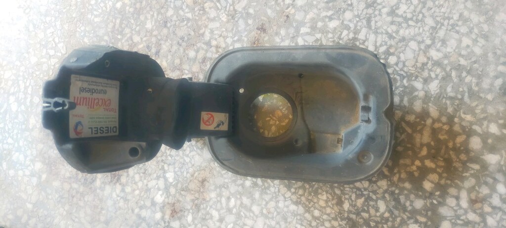 Renault Megane 2 yakıt dolum boğazı - 2