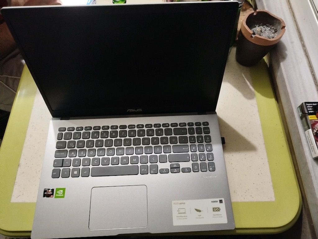 ASUS diz üstü bilgisayar.